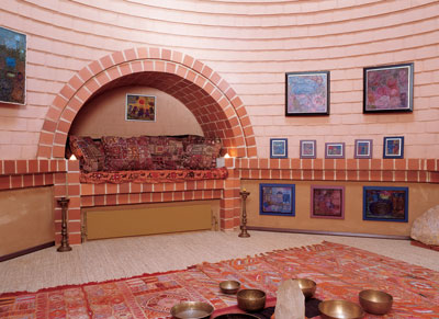
Gernot’s casual living room offers a built-in, cozy seating niche. The circular domes create intimate and harmonious living spaces.
